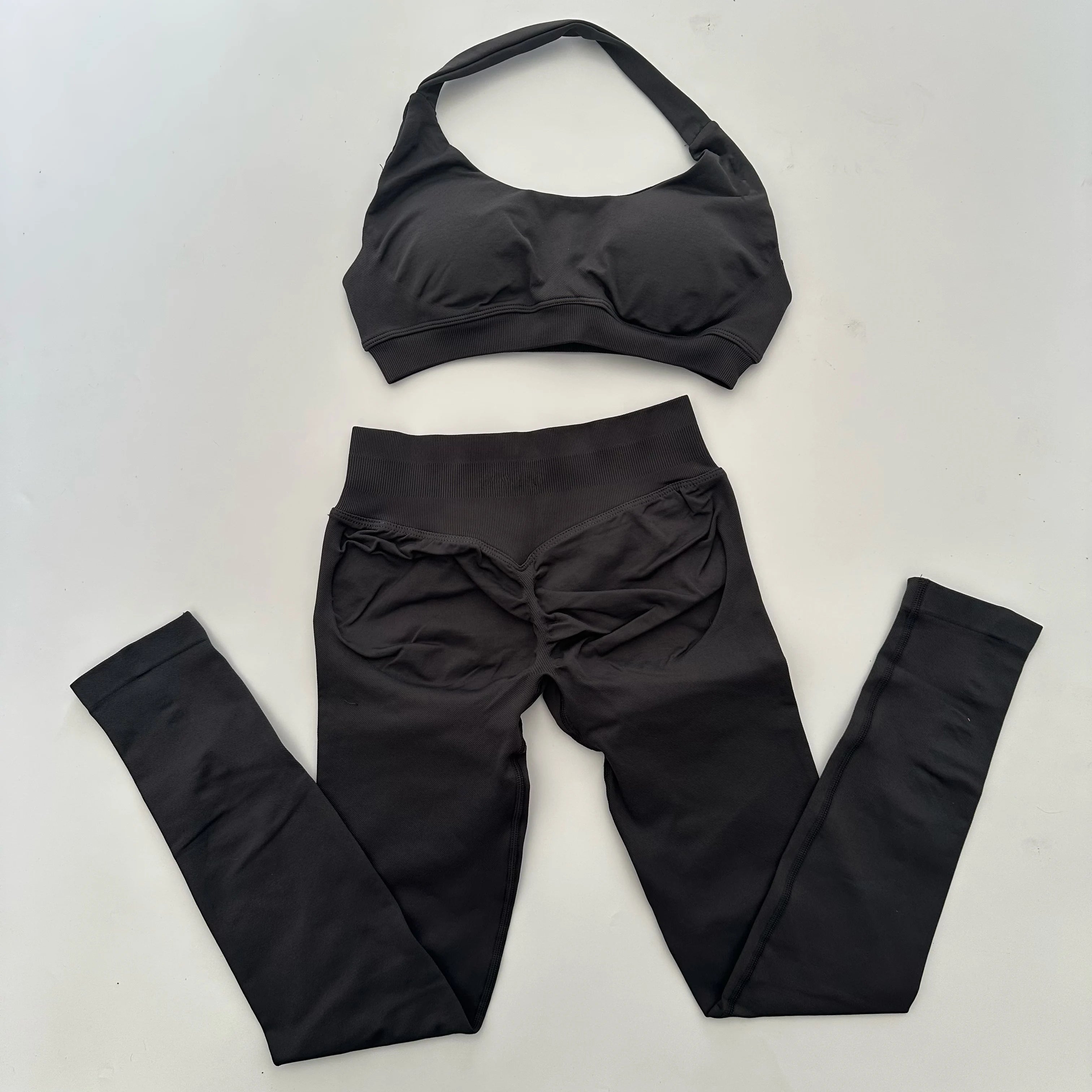 Conjunto de 2 leggings de impacto sin costuras para yoga, cintura alta, fruncido en el trasero y sujetador deportivo con cuello halter, para entrenamiento en gimnasio.