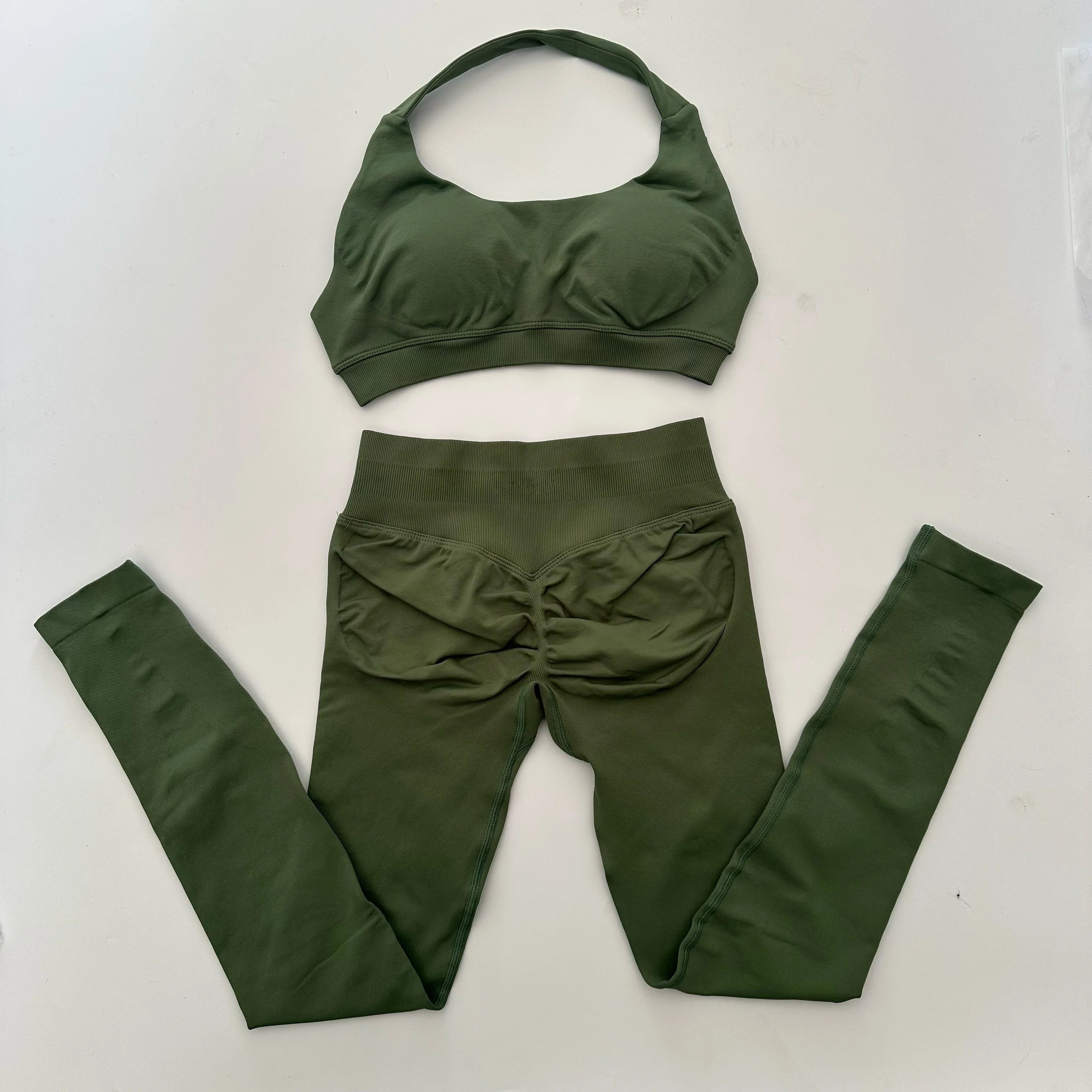 Conjunto de 2 leggings de impacto sin costuras para yoga, cintura alta, fruncido en el trasero y sujetador deportivo con cuello halter, para entrenamiento en gimnasio.