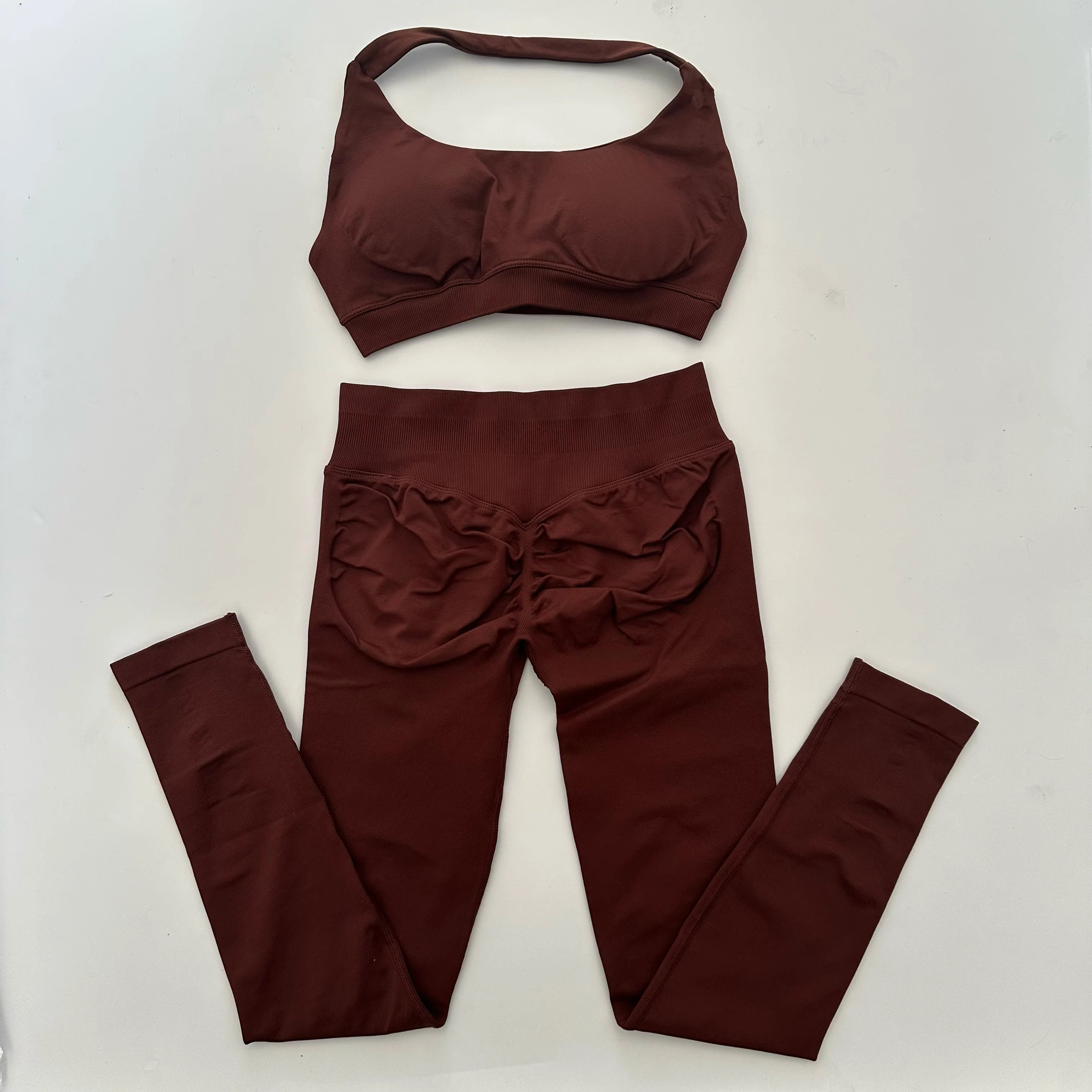 Conjunto de 2 leggings de impacto sin costuras para yoga, cintura alta, fruncido en el trasero y sujetador deportivo con cuello halter, para entrenamiento en gimnasio.